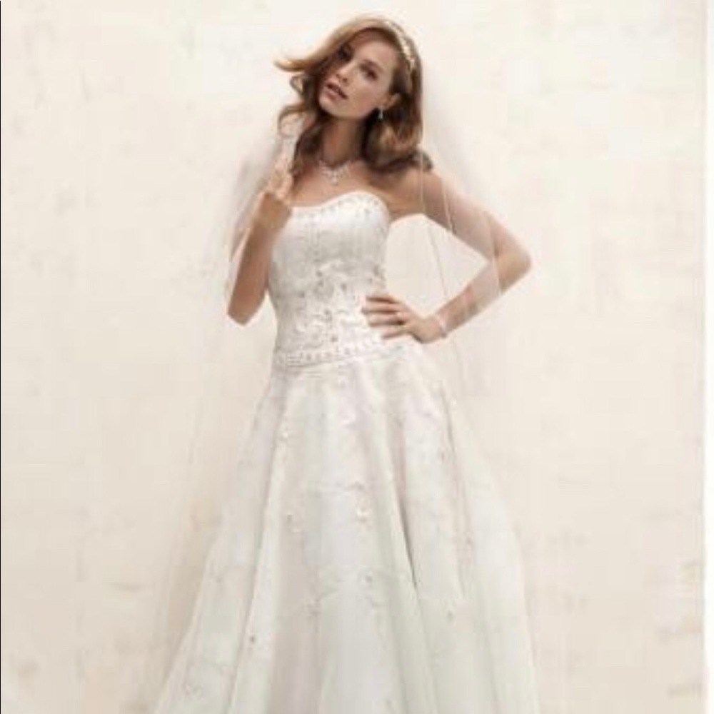 Make me an offerOleg Cassini Wedding dress Size 4